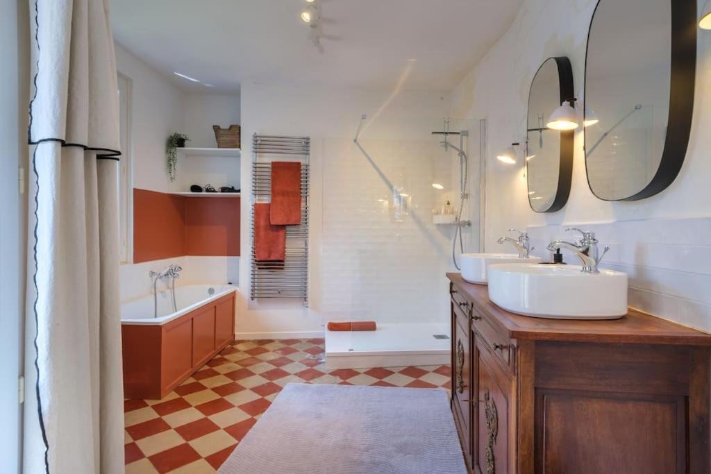 Appartement Avec Son Patio Dans Centre Historique De Bourg Buitenkant foto