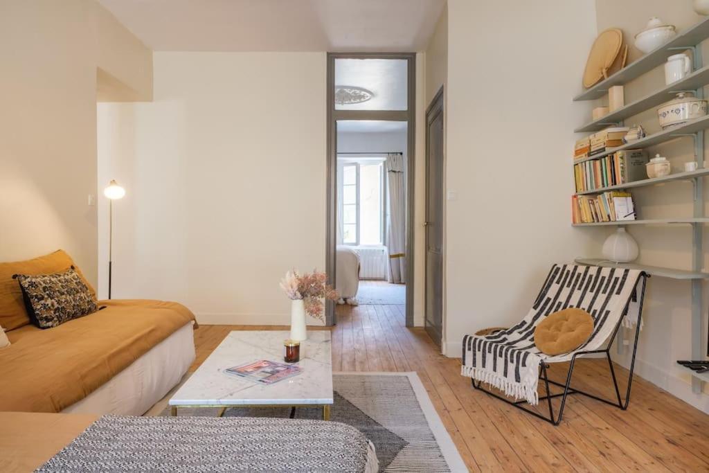 Appartement Avec Son Patio Dans Centre Historique De Bourg Buitenkant foto