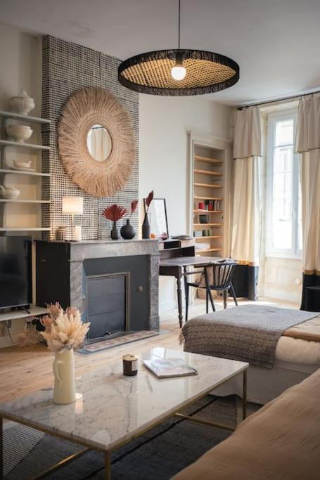 Appartement Avec Son Patio Dans Centre Historique De Bourg Buitenkant foto