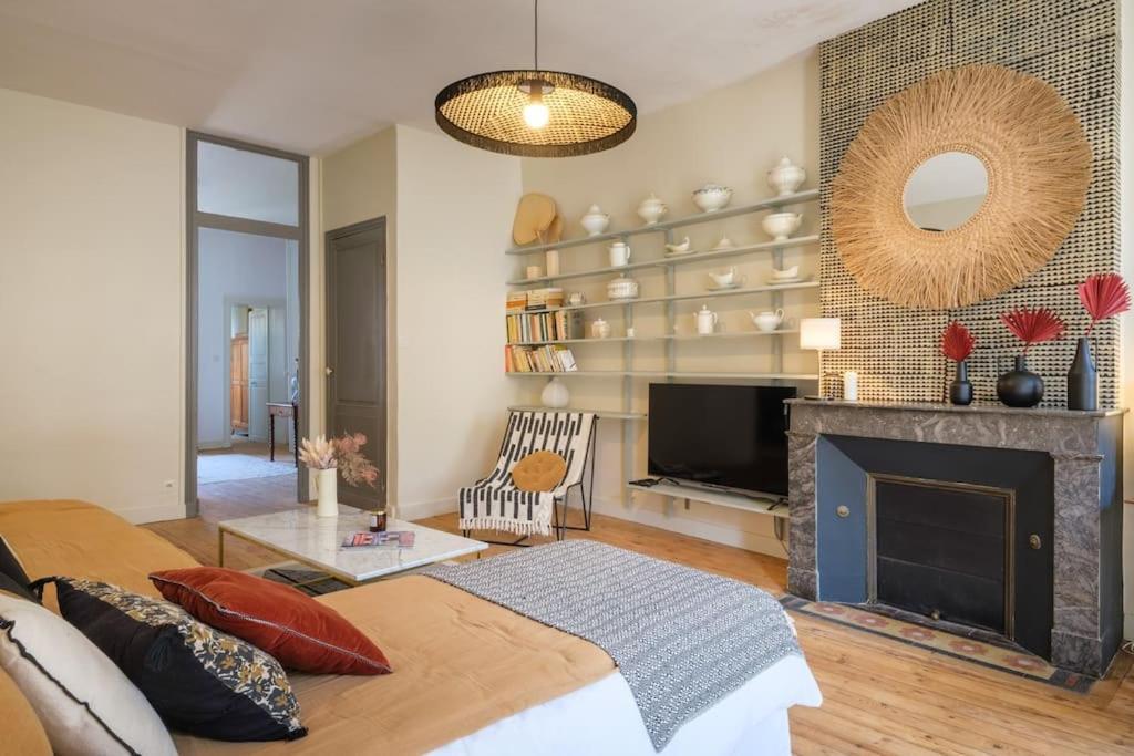 Appartement Avec Son Patio Dans Centre Historique De Bourg Buitenkant foto